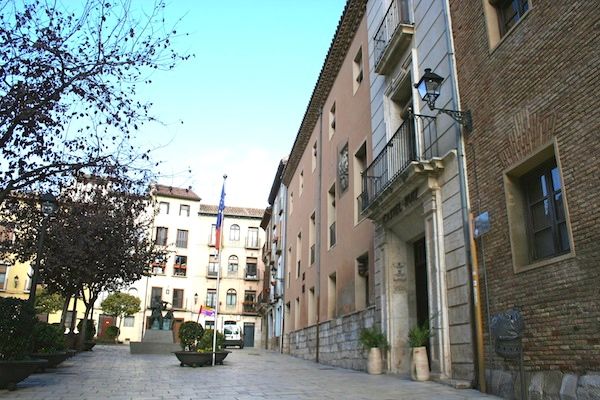 Vista de la Plaza Mercadal. A la derecha, Centro Cultural Castel Ruiz - Tudela